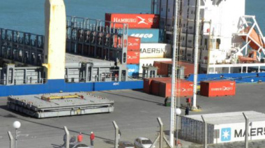 Estibadores paralizan la carga de mineral y empresa minera amenazó con operar por el puerto de Comodoro