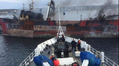 El incendio del buque: Prefectura aseguró que no hay riesgo ambiental para el Golfo