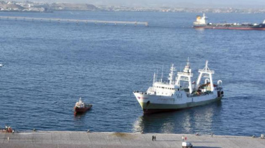 El pesquero español que pescaba ilegalmente en la Zona Económica Exclusiva llegó al puerto de Comodoro Rivadavia