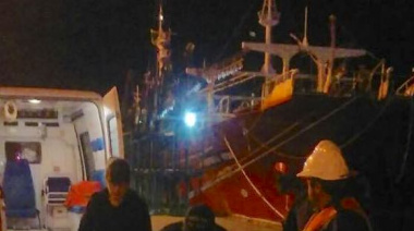 Prefectura desembarcó a dos tripulantes heridos de buque potero