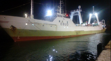 El pesquero español sancionado ya pagó la multa y se encuentra en rada