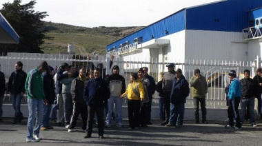 Trabajadores de la expropiada Vieira bloquean el ingreso a Albasur y denuncian aprietes de diputado por pueblo