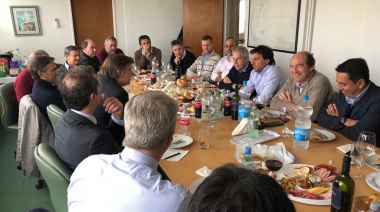 Bosch visitó CAPA y mantuvo un almuerzo con empresarios calamareros