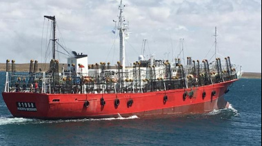 Calamar: Buques con puerto de asiento en Deseado zarparon hacia zona de pesca