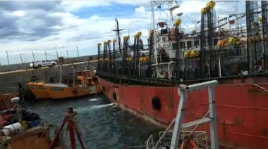 Buque potero colisionó a embarcaciones menores en el puerto de Caleta Paula