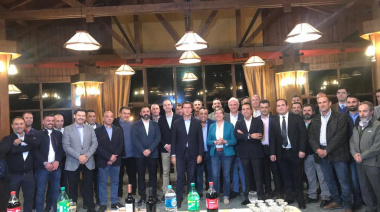 Pesqueras gallegas homenajearon con una cena al presidente de la Xunta de Galicia