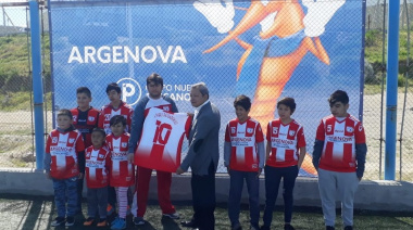 Argenova entregó indumentaria deportiva a dos clubes de Deseado
