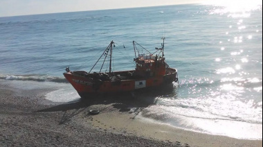 Buque de la flota amarilla de Caleta Paula quedó varado en la playa