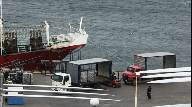 El puerto deseadense se mantiene operativo con la descarga de un potero de Argenova
