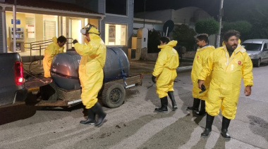 Por el coronavirus, empleados del puerto local realizan tareas de desinfección en la ciudad