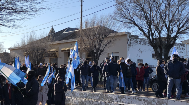 Empleados de pesqueras marcharon para pedir que se liberen los bloqueos del STIA