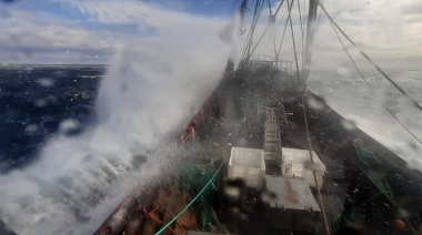 Impactante video de buque de Solimeno en pleno temporal