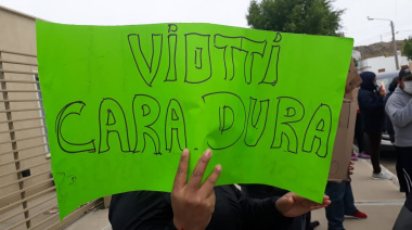 Operarios pesqueros realizaron un escrache frente al domicilio de Viotti