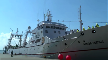 Buque pesquero con bandera de Malvinas permanece aislado en el puerto de Montevideo con 28 tripulantes con Covid-19