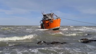 Encalló un barco de la flota de Rawson cerca de playa Cangrejales