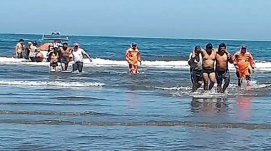 Prefectura rescató a tres pescadores en Río Negro y se continúa buscando a un cuarto