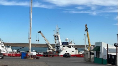 Les darán un subsidio de cien mil pesos a estibadores de Puerto Deseado que quemaban cubiertas frente al municipio 