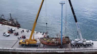 Logran reflotar un barco que se había hundido durante el último temporal en el puerto de Comodoro Rivadavia