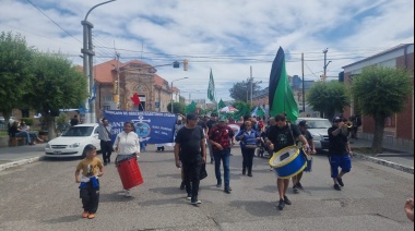 El SOMU encabezó marcha contra el DNU y la Ley Ómnibus en Puerto Deseado. También cocinó un guiso solidario