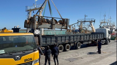 Intenso operativo en el puerto de Deseado para el traslado de una maquinilla de pesca de buque de Vieira Argentina