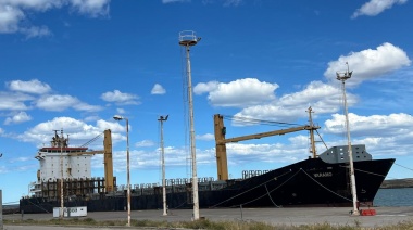 Un portacontenedores de Maersk se convirtió en un escollo para el puerto deseadense