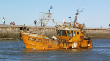 Barco pesquero se hundió y sus cuatro tripulantes debieron ser rescatados