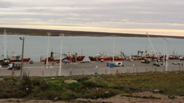 Intenso movimiento en el muelle local por la zafra del langostino