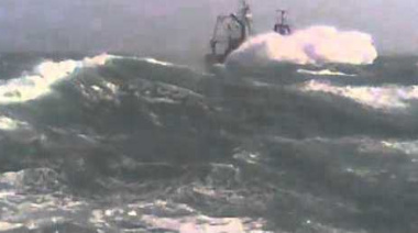 Intensa búsqueda de marinero que cayó al agua en pleno temporal