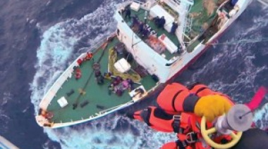 Evacuaron a una mujer con apendicitis de un buque pesquero que viajaba a Puerto Deseado