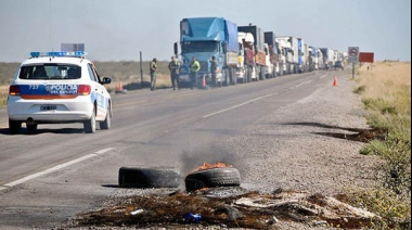 Trabajadores de Alpesca cortan la ruta por tiempo indeterminado