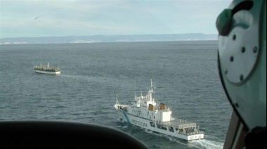 Tras pagar multa millonaria liberan a buque chino que fue detectado pescando ilegalmente frente al golfo San Jorge