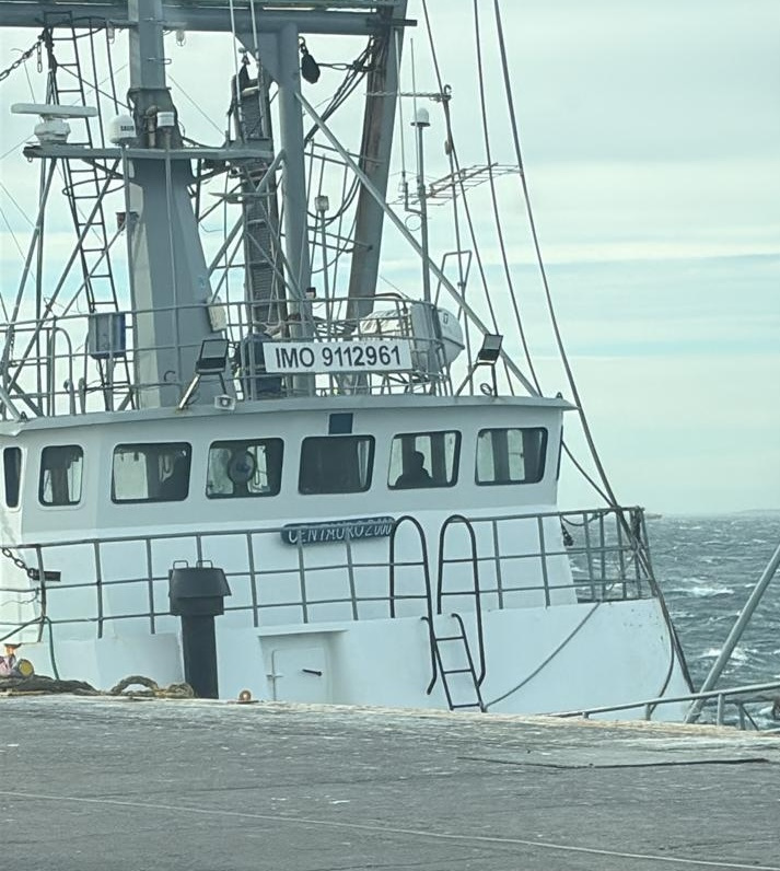El buque Centauro 200 en el muelle de Puerto Madryn