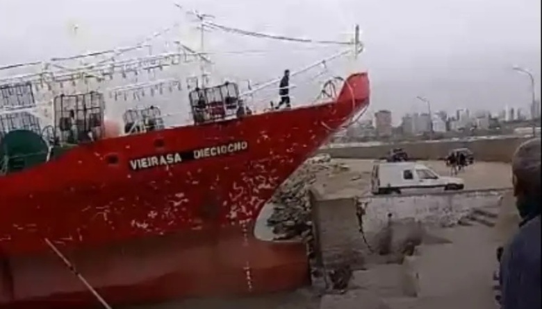 Buque potero Vieirasa Dieciocho colisionó contra la escollera norte en Mar del Plata y un tripulante resultó con heridas leves