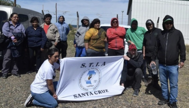 Despidos en Conarpesa: trabajadores bloquean salida del puerto de Caleta Paula