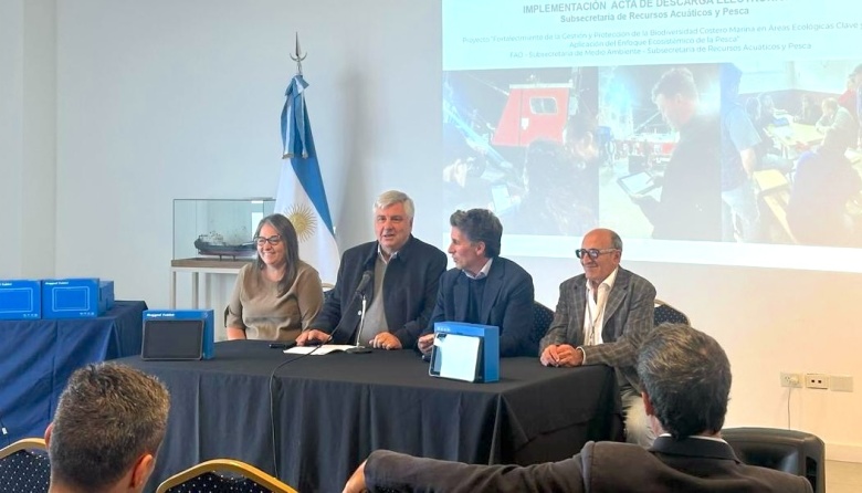 López Cazorla realizó entrega de tablets para el control y la fiscalización de las descargas pesqueras