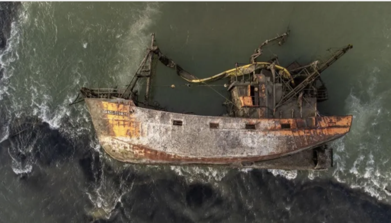 Reflotan un buque abandonado hace nueve años en el Río Chubut