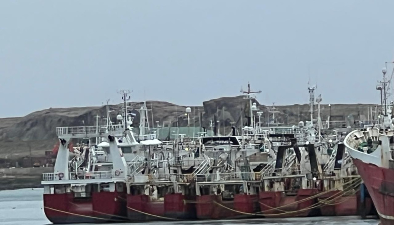 Marineros del norte viajan para sumarse a los buques tangoneros en Puerto Deseado