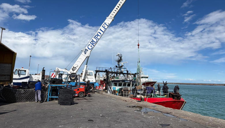 El Luca Santino descargó 1700 cajones de merluza en Puerto Deseado