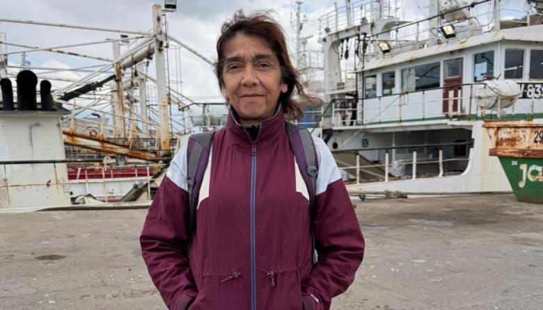 Una mujer desafiando las olas a bordo de los buques de Argenova