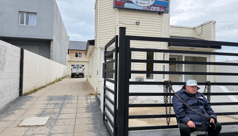 Un marinero se encadenó frente al SOMU para denunciar persecución y falta de embarque