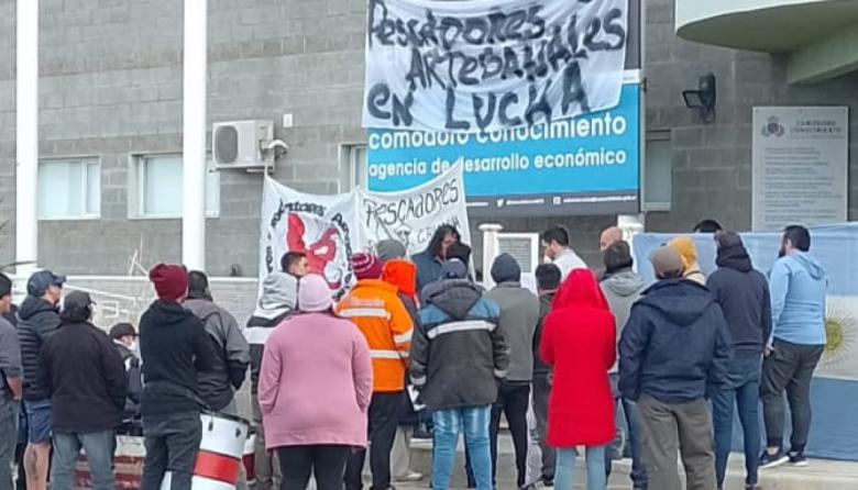 Pescadores artesanales apuntan contra Comodoro Conocimiento y denuncian años de exclusión en el acceso a proyectos y permisos