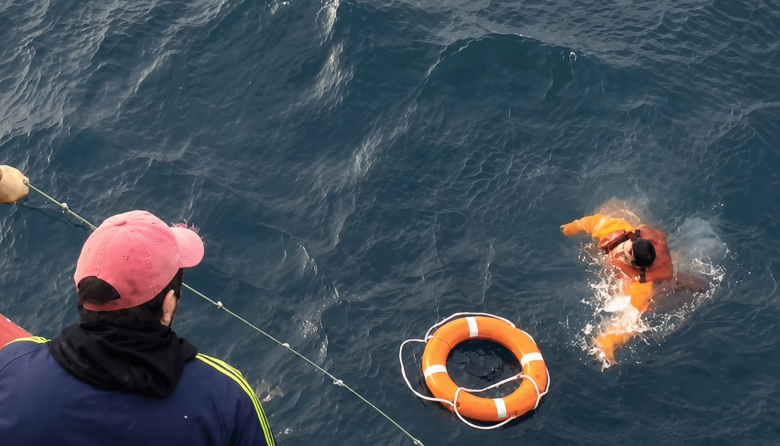 Cayó del Argenova XXVI y fue rescatado tras diez minutos en el agua