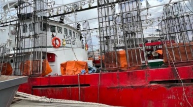 Paro de estibadores complica el alistamiento de los poteros en el puerto deseadense