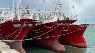 Arrancó la temporada de calamar y los buques con asiento en Deseado zarparon desde el puerto de Comodoro