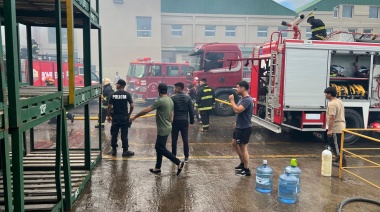 Se incendia depósito de cartones y de redes de la planta Vepez