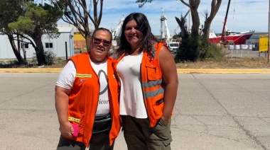 Dos mujeres tomando decisiones en el muelle