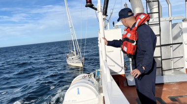 Prefectura asistió a un velero con avería de timón y dos personas a bordo