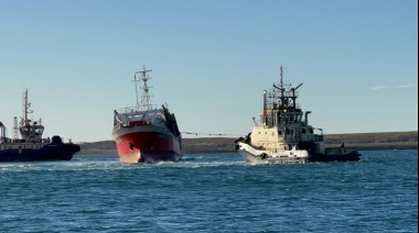 Lograron remolcar hacia puerto al potero encallado en la ría