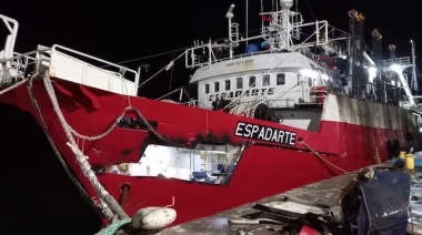 El potero Espadarte del Grupo Profand llega a Puerto Deseado tras colisión en zona de pesca