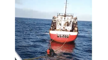 Escándalo en zona de pesca: denuncian amenazas y maltrato a tripulantes del buque potero Xin Shi Ji 28